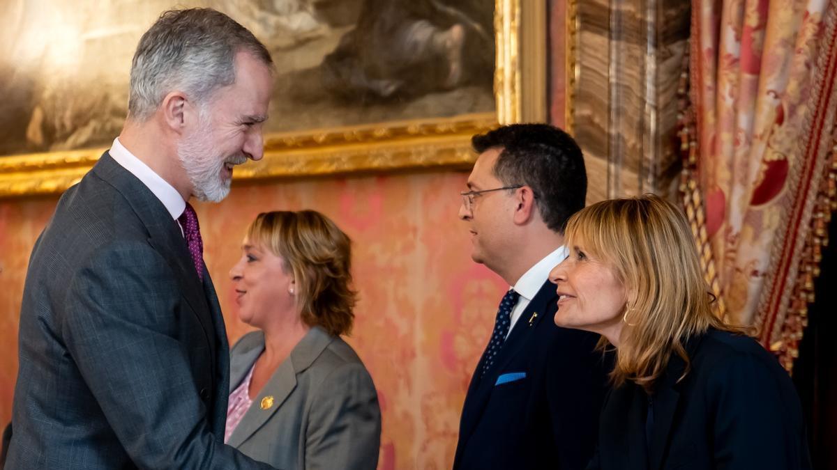 El Rey de España, Felipe VI, y la alcaldesa de Sant Boi de Llobregat, Lluïsa Moret.