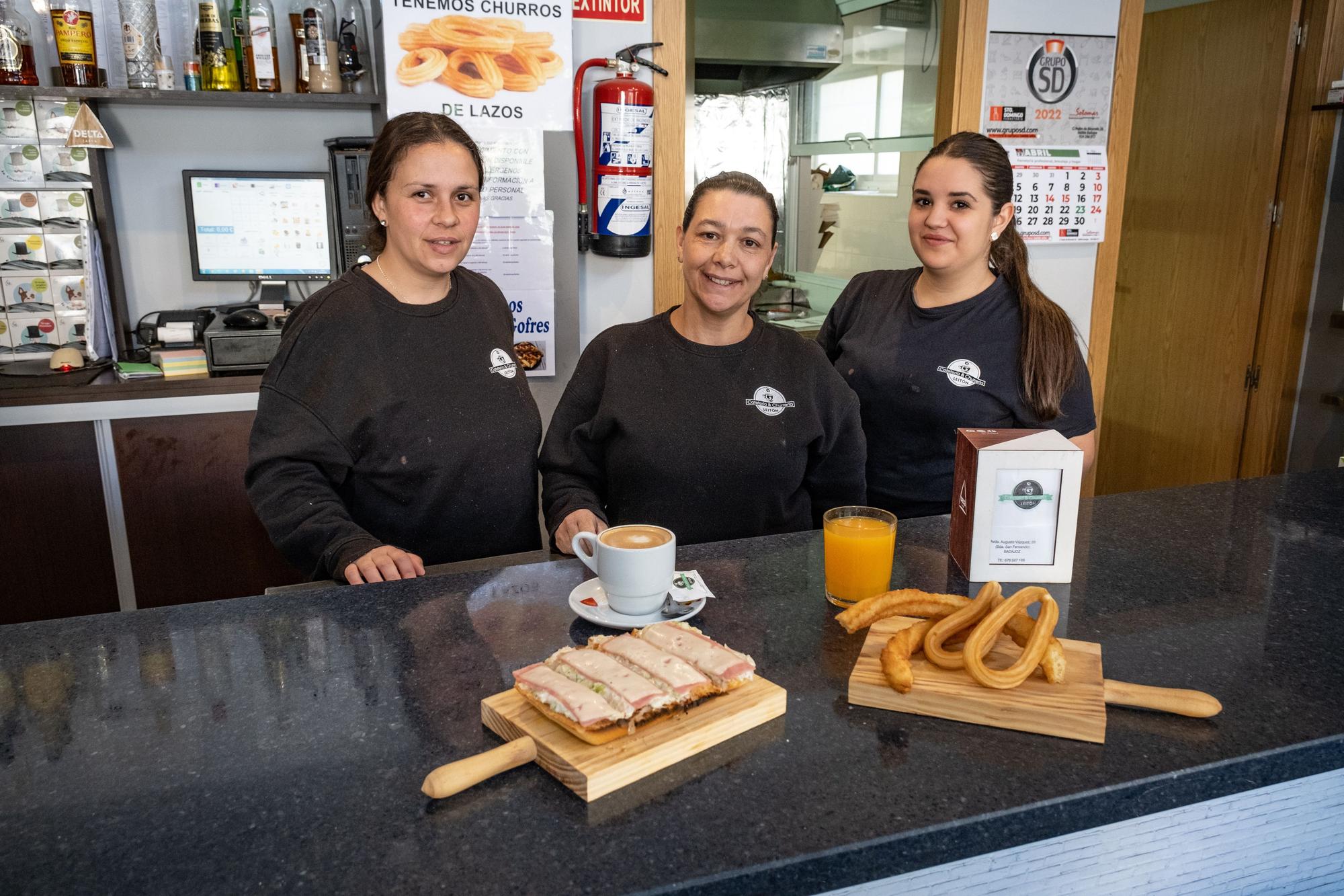 Sandra Leitón, con las camareras del Café-Churrería-Bar Leitón.