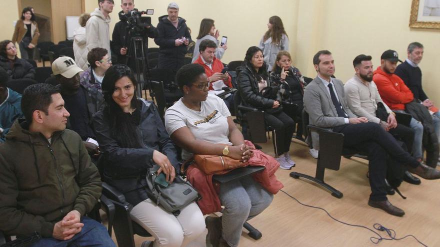 Entrega de diplomas a personasinmigrantes por parte Cáritas en Ourense en un programa de formación y empleo.