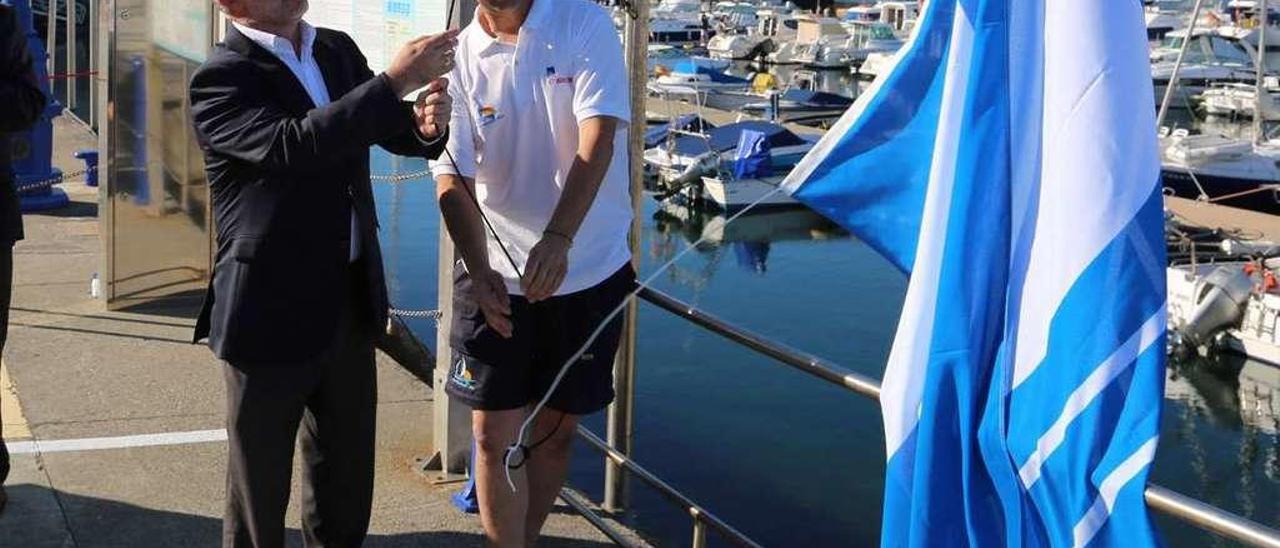 Durán iza la bandera azul en el puerto deportivo de Pedras Negras (San Vicente de O Grove). // Muñiz