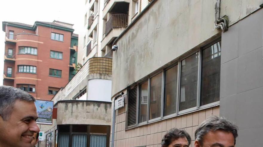 José Ramón Tuero, a la puerta de la sede socialista en Gijón.