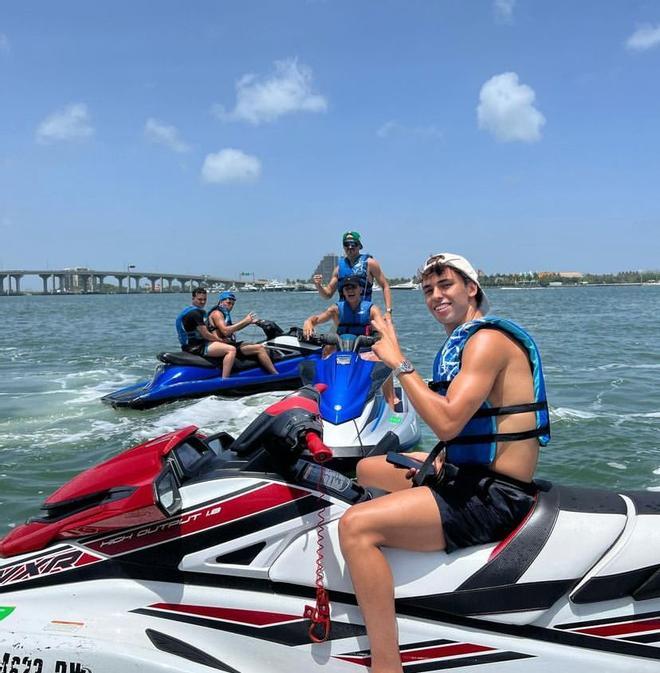 Joao Félix, con unos amigos y unas motos de agua