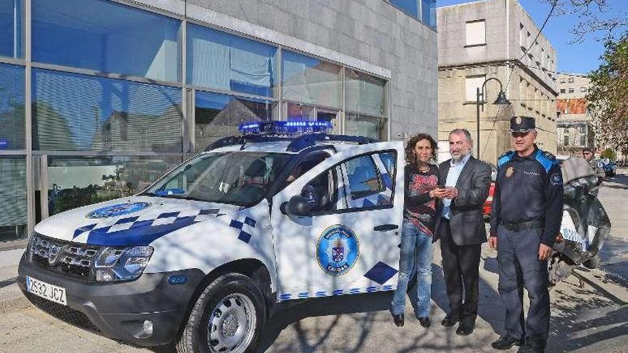 Prieto recibe un coche anterior para la Policía de Cangas. // G.Núnez