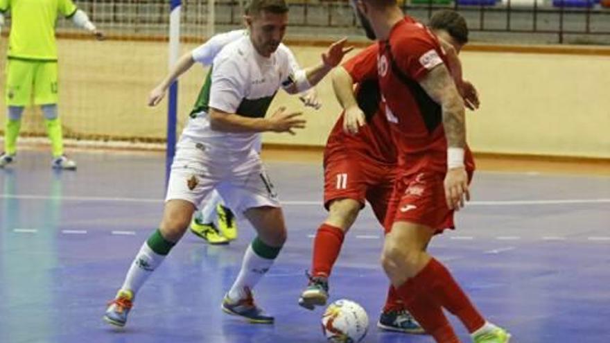 Jesús García presiona a dos jugadores del Puertollano.