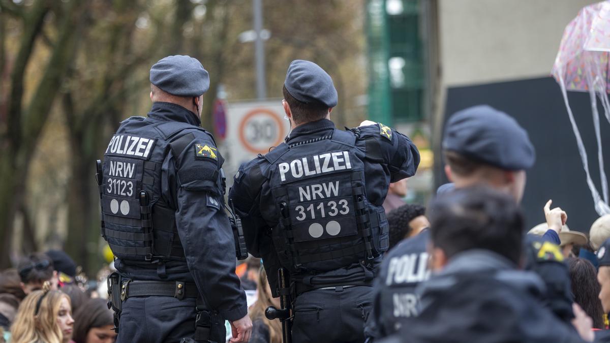 Despliegue de policías en Colonia.