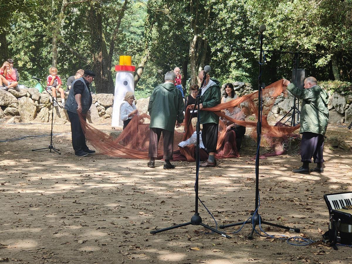 Los usuarios de Afamo convierten San Martiño en un puerto pesquero