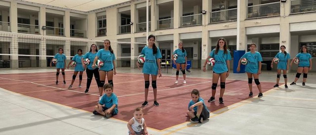 Jugadoras infantiles y cadetes del Grau antes del primer entrene de pretemporada. | LEVANTE-EMV