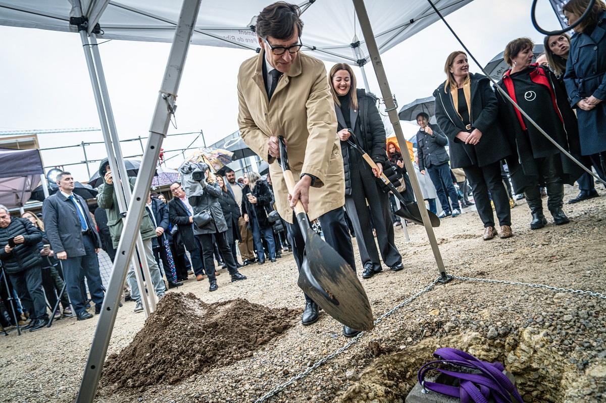 El president de la Generalitat, Salvador Illa, colocando la primera piedra de una promoción de viviendas de protección oficial