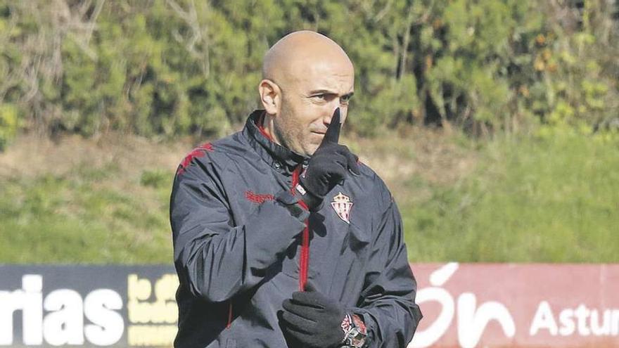 Abelardo, durante el entrenamiento de ayer en Mareo.