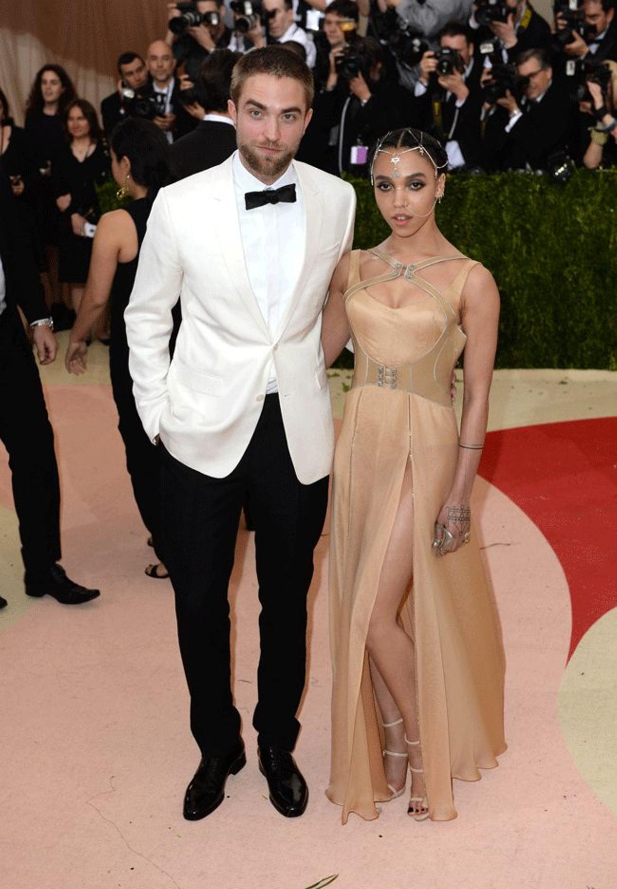 Robert Pattinson y FKA twigs en la gala MET 2016