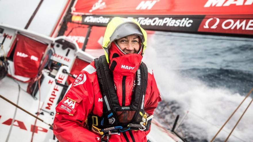 Támara Echegoyen, durante una de sus guardias a bordo del Mapfre. // Ugo Fonollá