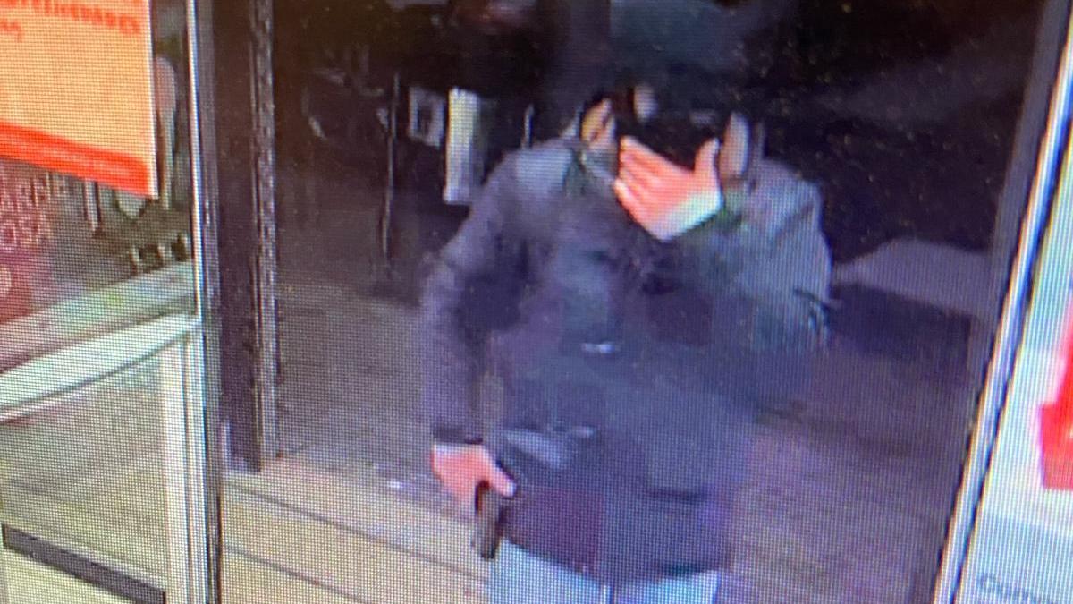 El atracador, con la cara tapada y con la pistola en la mano, fue captado por las cámaras de seguridad.