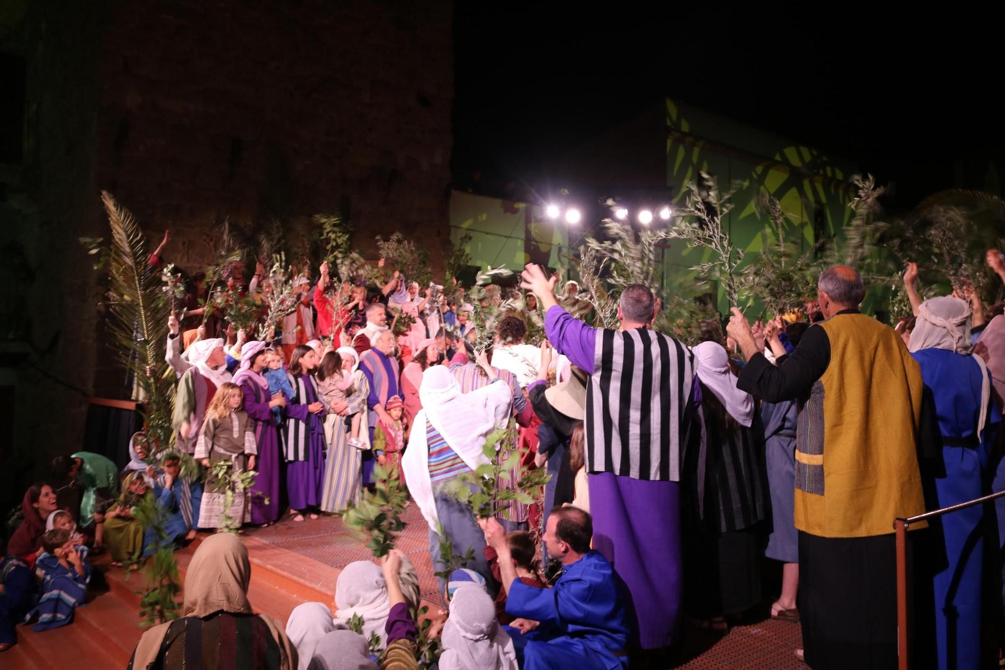 Els carrers de Verges s'omplen de litúrgia per veure el pas de la Dansa de la Mort