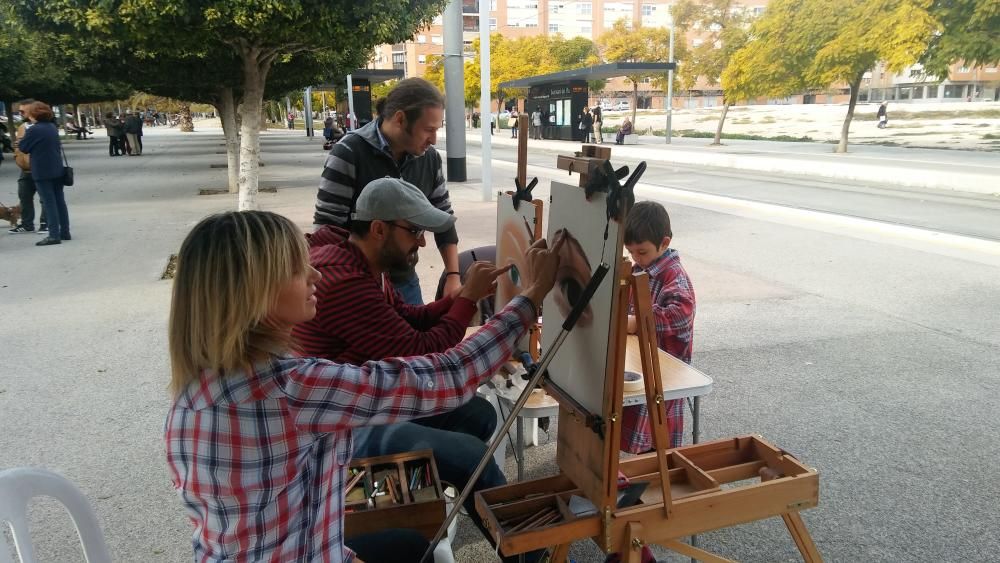 Alumnos y artistas disfrutaron de otro domingo de arte en el Bulevar del Pla de Alicante