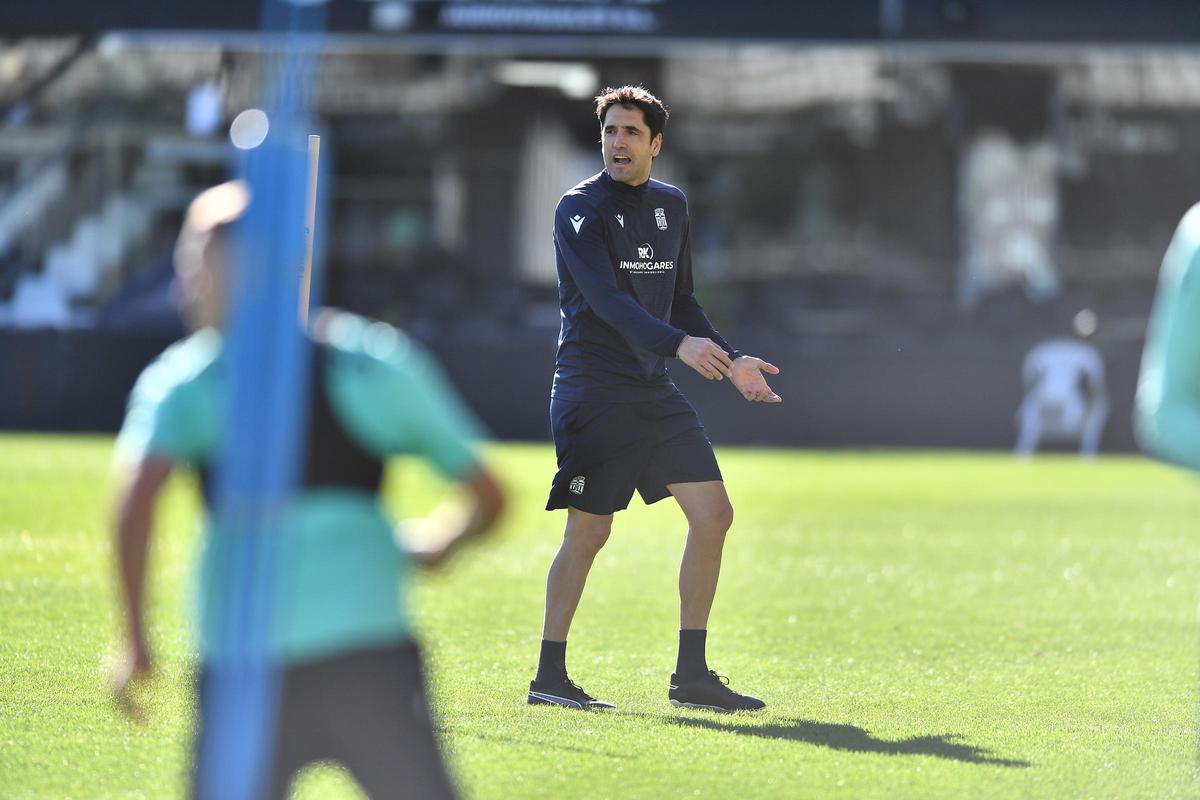 Íñigo Vélez, en su primer entrenamiento al frente del FC Cartagena