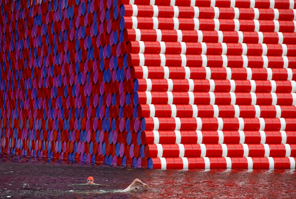 Swimmers exercise in the Serpentine River in ...