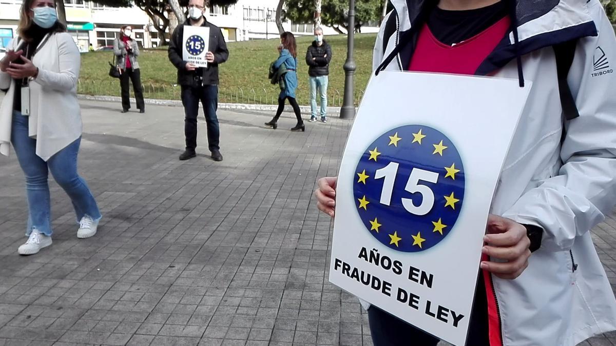 Concentración de trabajadores temporales frente a la Delegación de Gobierno