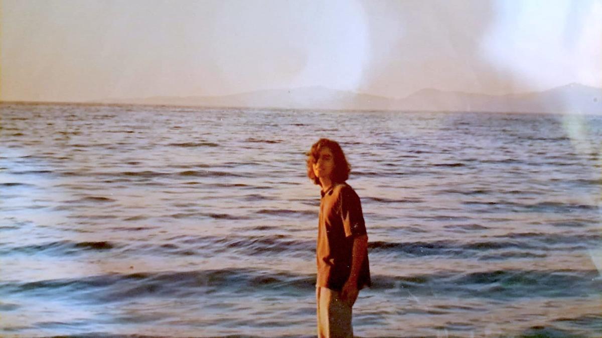 Pedro Feijóo, en una playa como la que le dio paz durante los exámenes de selectividad que hizo en 1993.