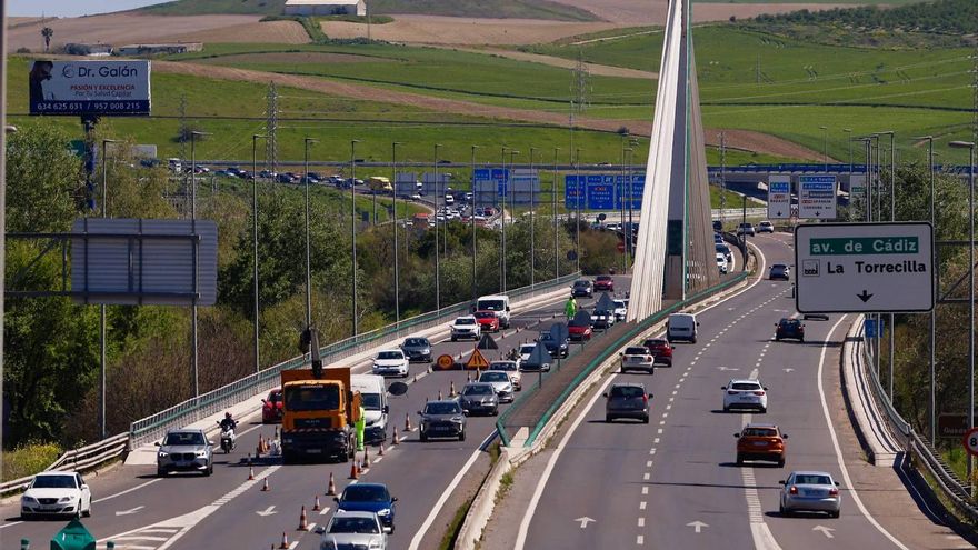 Las labores de mantenimiento ralentizan el tráfico en el Puente de Andalucía de Córdoba