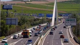 Trabajos de mantenimiento ralentizan este lunes el tráfico en el Puente de Andalucía de Córdoba