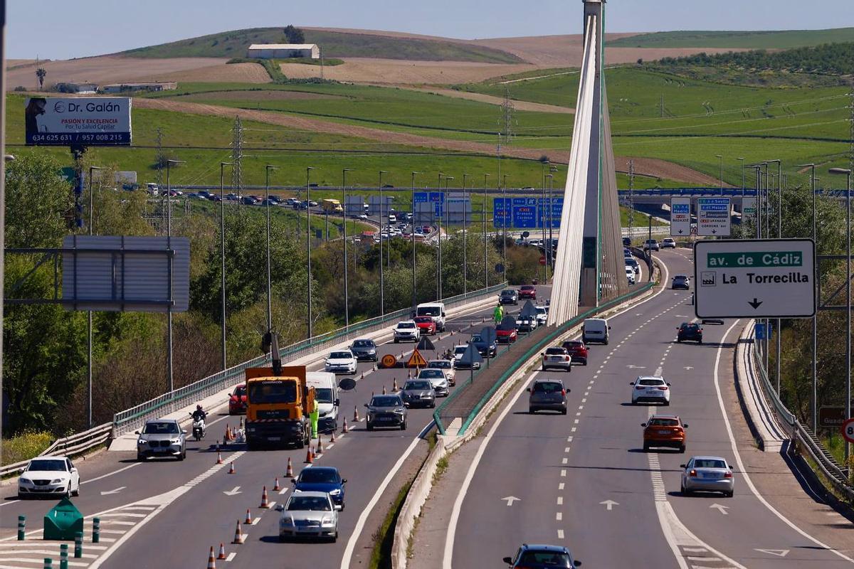 Tráfico lento en el Puente de Andalucía, en cuya entrada se ha producido el accidente, que ha provocado importantes retenciones en Córdoba.