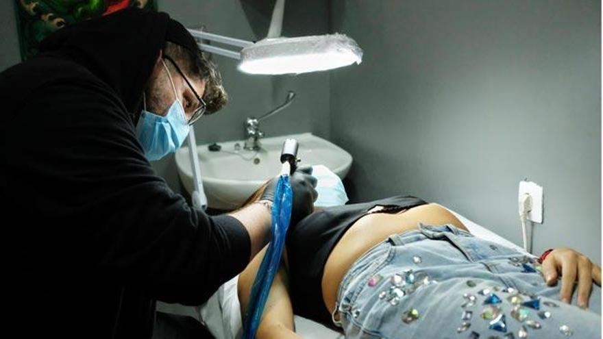 Los estudios de tatuaje reabren con nuevas medidas sanitarias y una gran demanda