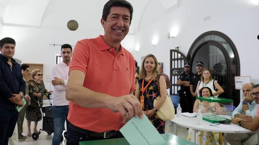 El candidato de Cs a la Presidencia de la Junta en las elecciones de este domingo, Juan Marín, votando en Sanlúcar de Barrameda (Cádiz).