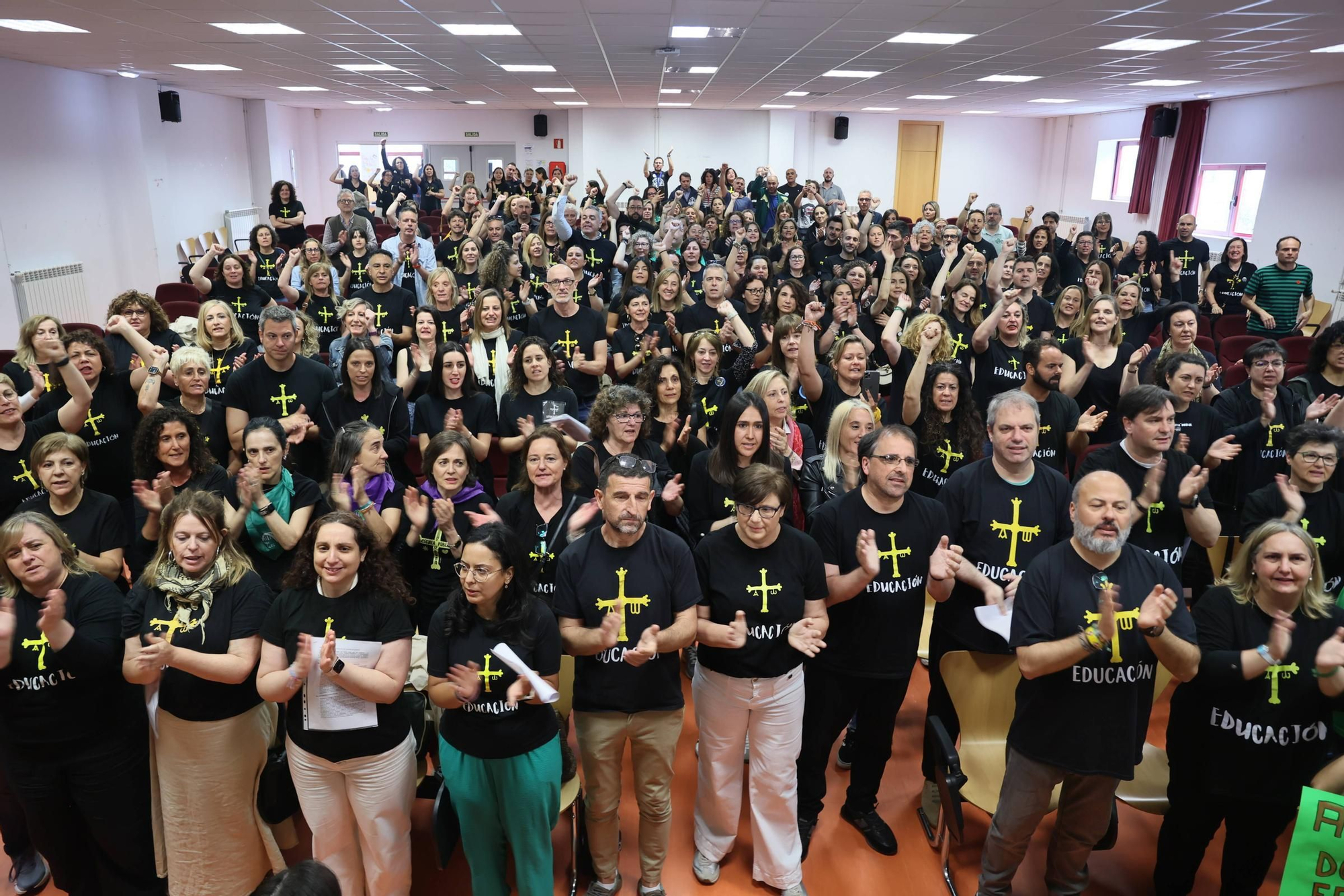 EN IMÁGENES: Concentración de directores de colegio de toda Asturias en el IES La Ería de Oviedo