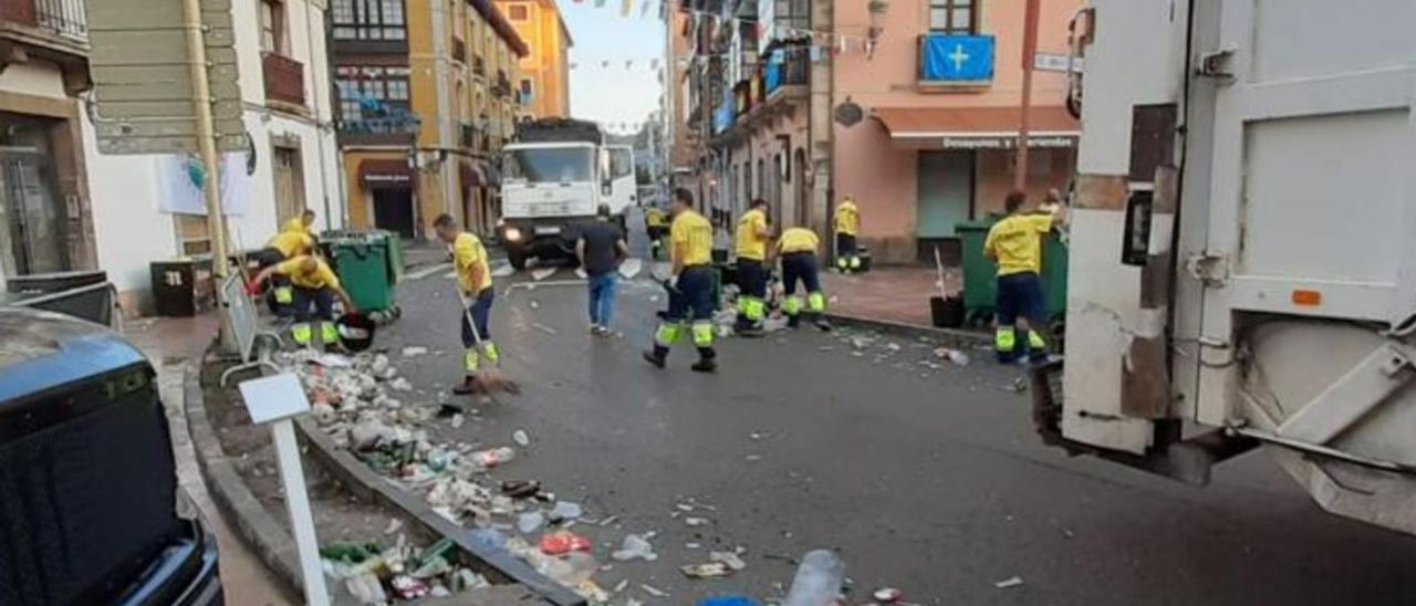 Operarios del servicio de limpieza, en la calle Manuel Caso de la Villa, en Ribadesella. | R. M. V.