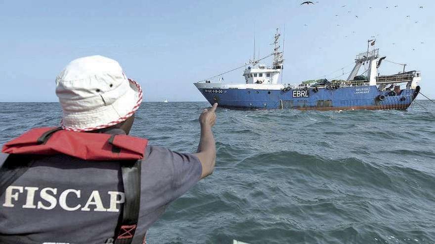 Un guardacostas de Guinea-Bisáu aproximándose al pesquero &#039;Releixo&#039;.