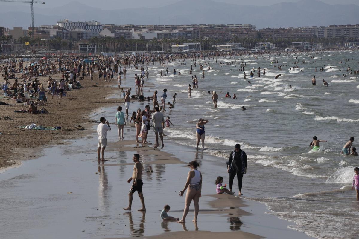 Valencia VLC Ola de calor en la playa de las Arenas y Malvarrosa