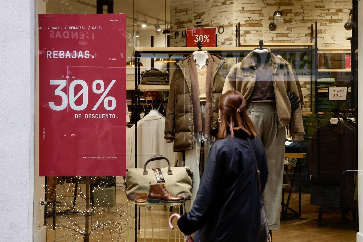 Un comercio anuncia sus rebajas en Córdoba.