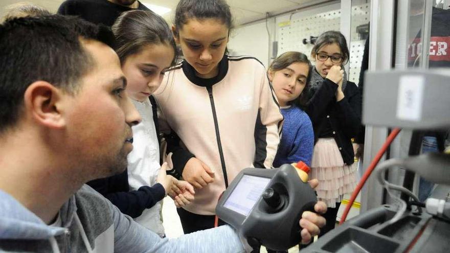 La clase se celebró en el aula del instituto Fermín Bouza Brey. // Iñaki Abella