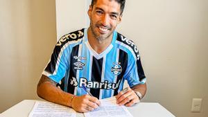 Luis Suárez firma su contrato con el Gremio, el club que lo ha fichado hasta 2024.