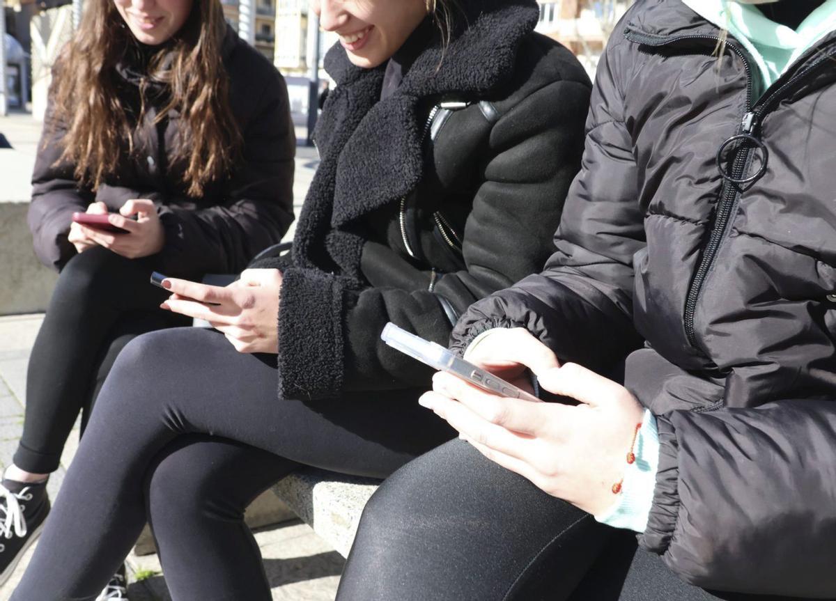 Varias adolescentes con sus teléfonos. | VÍCTOR GARRIDO