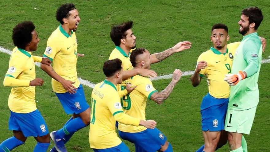 Los jugadores de Brasil celebran el pase a semifinales.