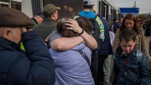 El abrazo de unos refugiados ucranianos evacuados de la acería Azovsal en mayo de 2022.
