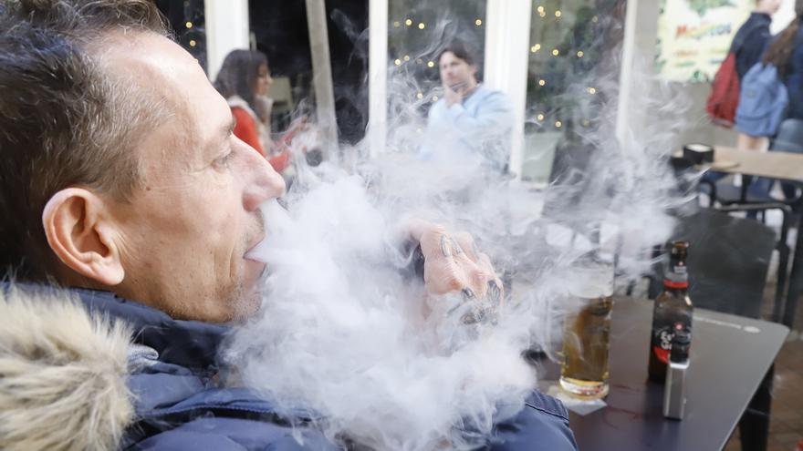 La hostelería rechaza la propuesta de prohibir fumar en las terrazas