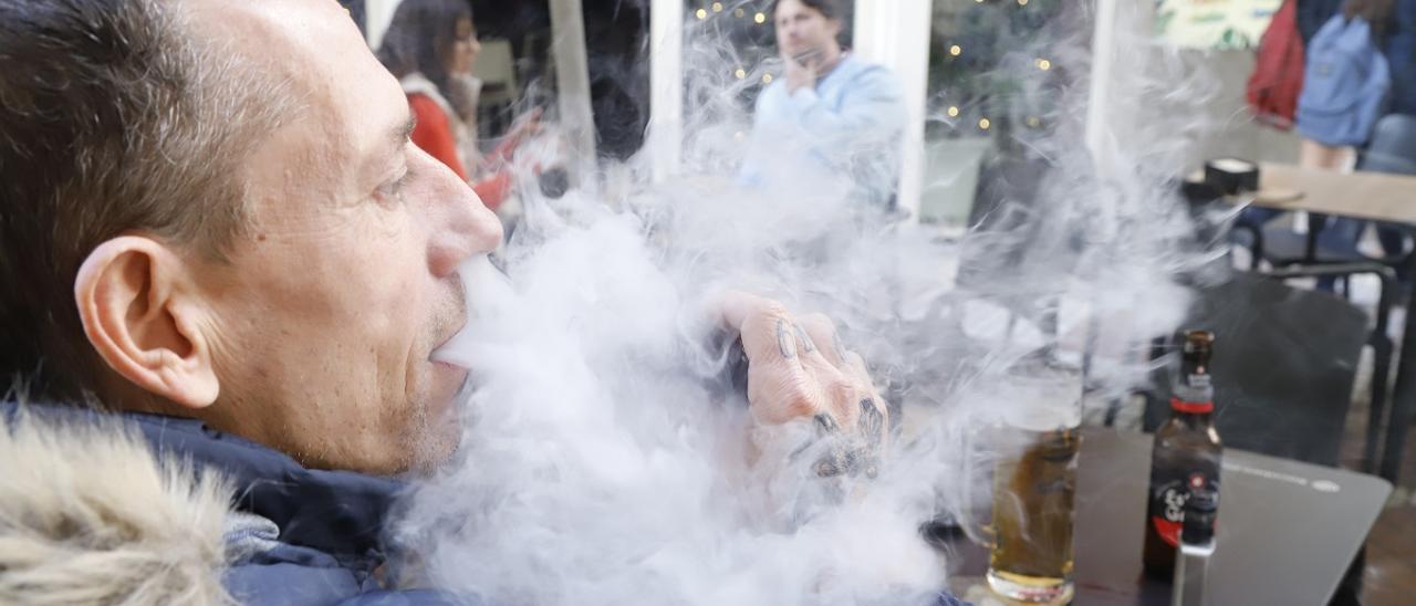 Los hosteleros de Córdoba se oponen a la prohibición de fumar o vapear en terrazas.
