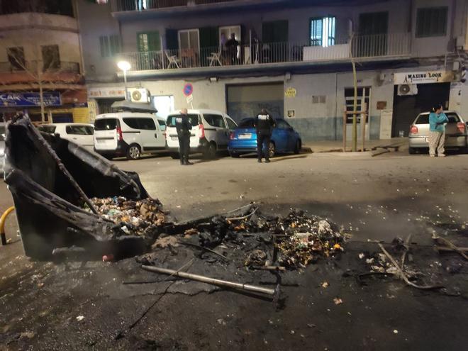 Un detenido por un incendio de contenedores que causó grandes daños en coches y en una fachada de Palma