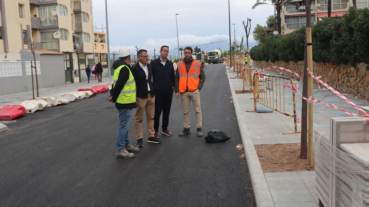 El concejal junto a operarios en una de las obras.