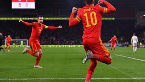 Aaron Ramsey de Gales celebra con Gareth Bale tras marcar el segundo gol de su equipo durante el partido de clasificación para la Eurocopa 2020 entre las selecciones de Gales y Hungría en el Estadio Cardiff City en Cardiff, Gales.