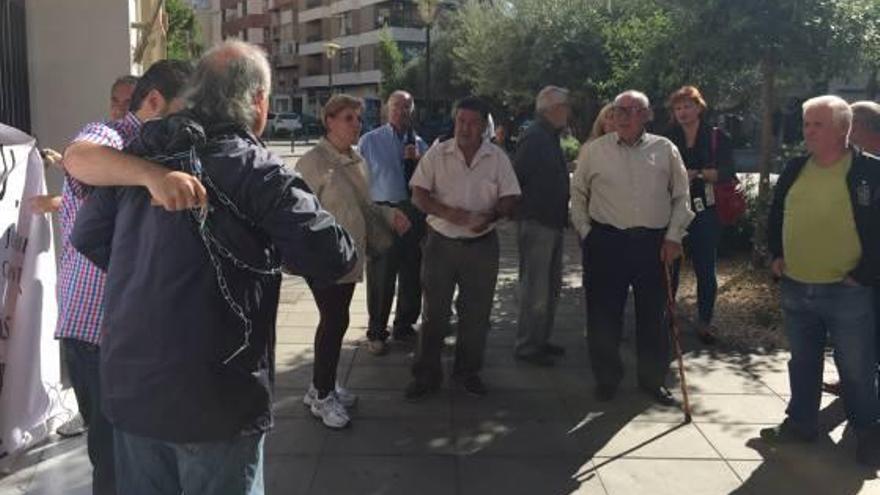 Emigrantes jubilados protestan en Hacienda al exigirles cotizar por su segunda paga