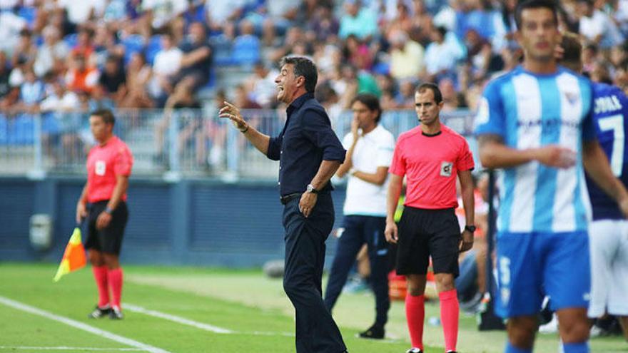 Míchel da órdenes desde la banda durante el partido de ayer frente al Lazio.