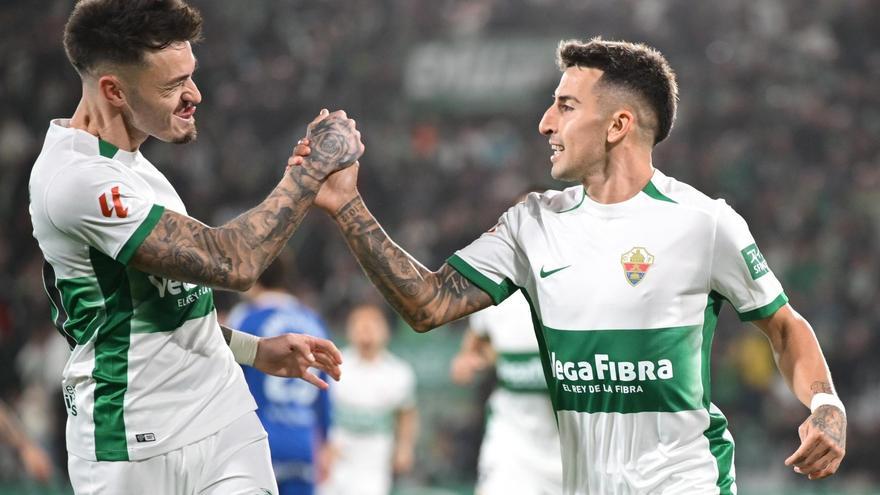 Josan y Fernández Mercau chocan sus manos tras marcar su equipo un gol.