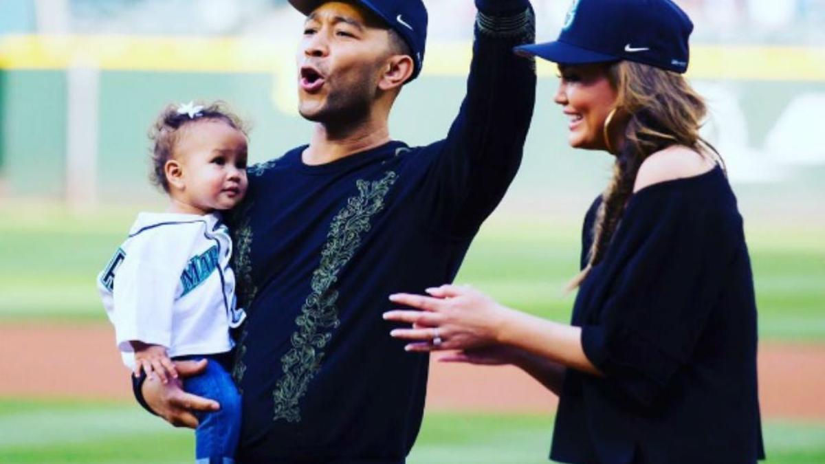 Chrissy Teigen y John Legend con su hija luna