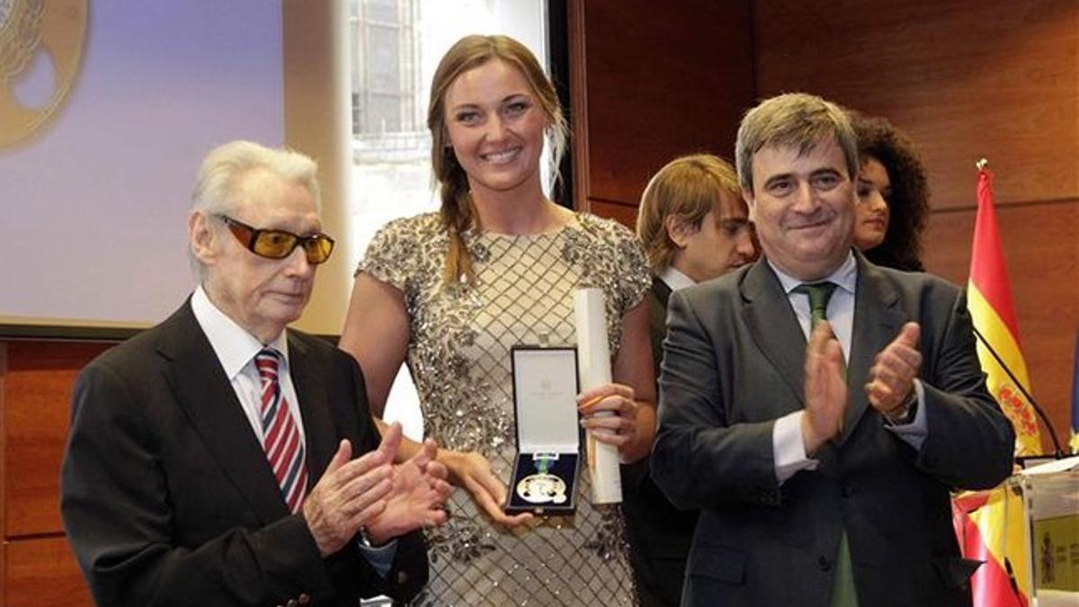 Melani Costa recibió la medalla de plata de manos de Miguel Cardenal