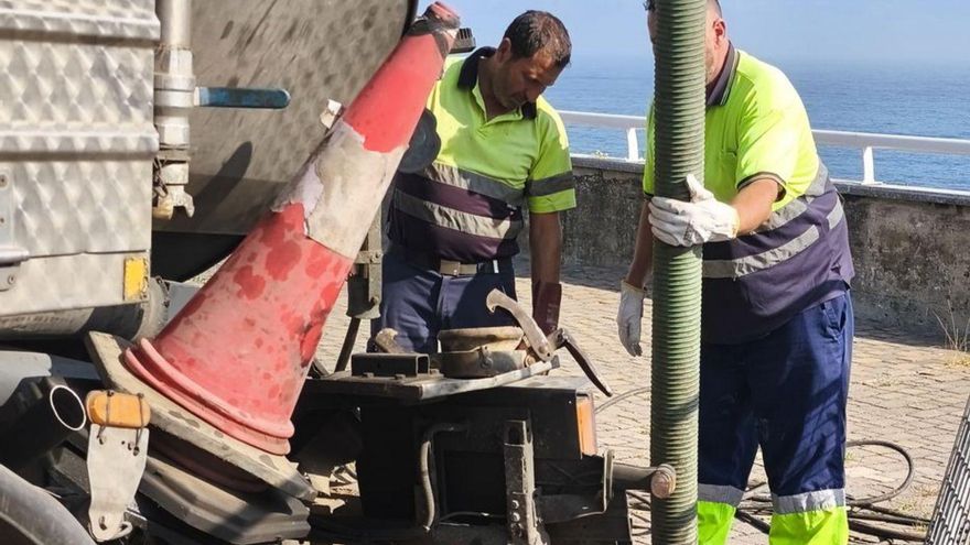 Buscan fugas en el saneamiento de Arnao como posible causa de las grietas