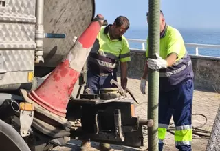 Buscan fugas en el saneamiento de Arnao como posible causa de las grietas