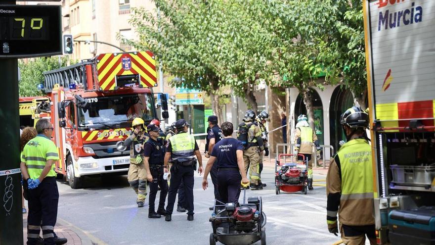 Un incendio en un garaje de la calle San Antón de Murcia moviliza a tres camiones de bomberos: "Hay explosiones"
